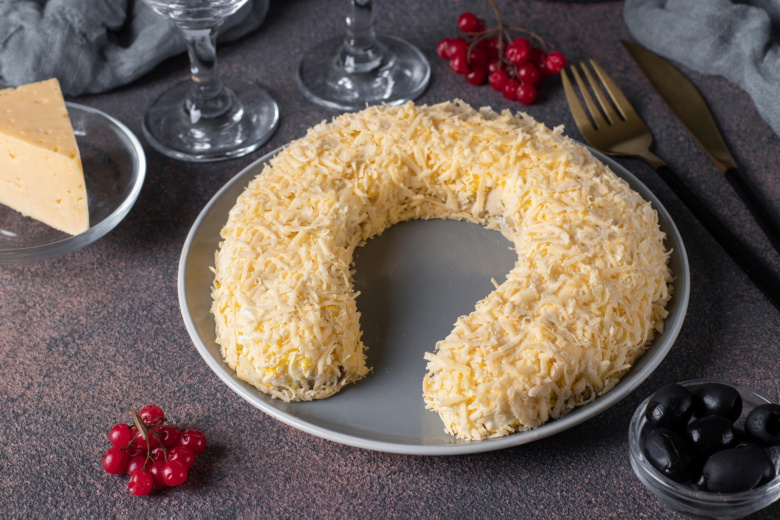 Салат в форме подковы на Новый год Огненной Лошади