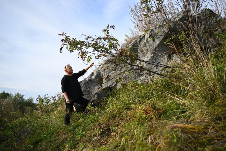 Руководитель научно-исследовательского отдела природоведческих дисциплин музея-заповедника ‭«Куликово поле» Ольга Бурова у камня Дмитрия Донского на территории музея-заповедника «Куликово поле» в Тульской области
