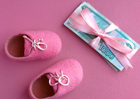 Стало известно, можно ли одновременно работать в декрете и получать выплаты