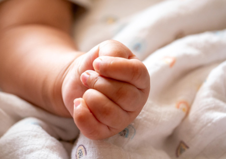 Новорожденного малыша нашли в уборной общежития колледжа