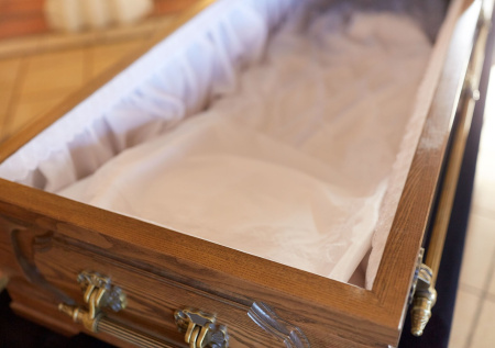 Пенсионерка очнулась в гробу за пять минут до кремации