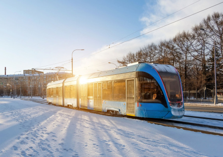 В Новосибирске трамвай развернуло боком на заснеженной дороге