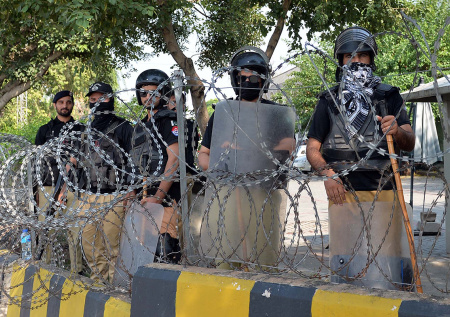 Террористы устроили взрыв у штаб-квартиры полиции в Пакистане