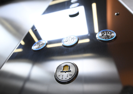 На севере Москвы рабочий упал в шахту лифта с четвертого этажа