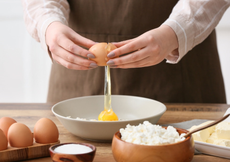 Творог из детского сада — секрет нежности и воздушности: как манка и простые ингредиенты превращают его в любимый десерт