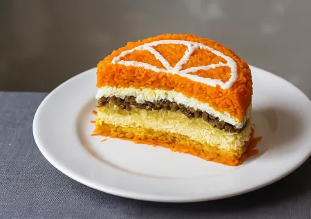 Красивый и простой салат «Апельсиновая долька»: слоеный хит с курицей!