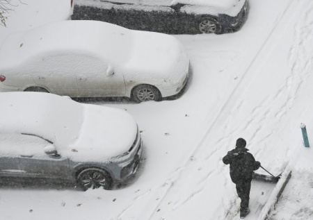 В Кемерово из-за снегопада парализовало движение транспорта