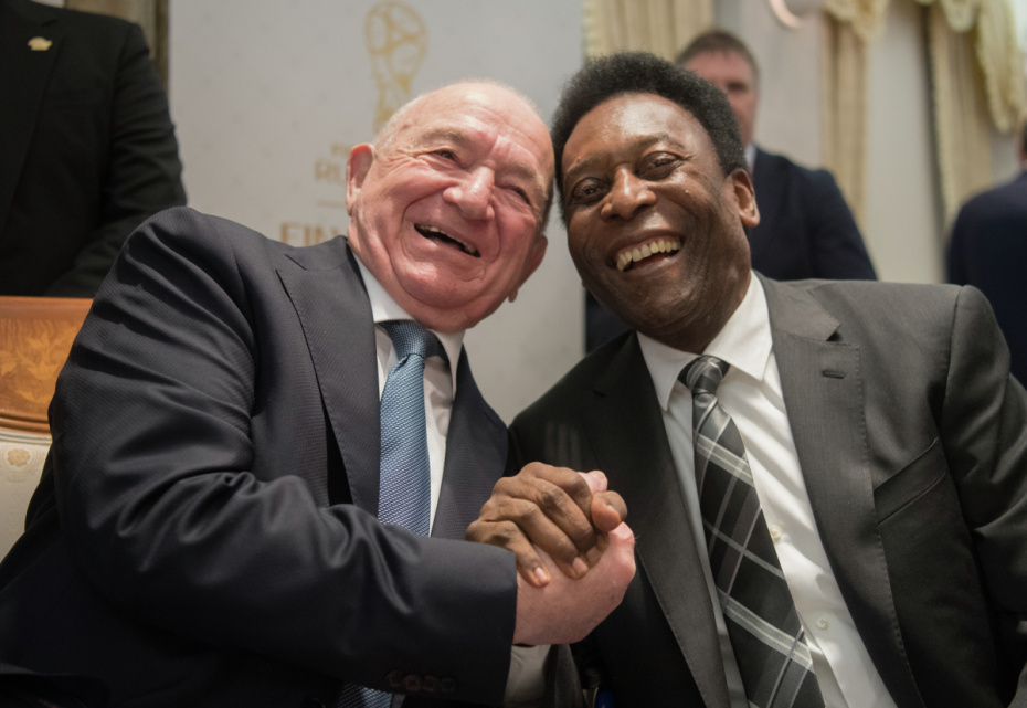 1 декабря 2017 года. Бразильский футболист Пеле (справа) и ассистент жеребьевки Никита Симонян во время встречи президента РФ Владимира Путина со звездами мирового футбола, приехавшими в Москву для участия в финальной жеребьевке ЧМ по футболу ФИФА 2018 в России