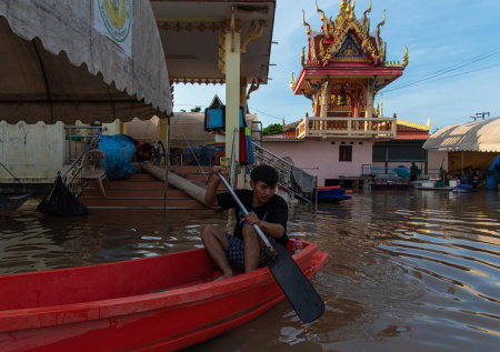 Сотни туристов переселили в приюты из-за мощного наводнения в Азии