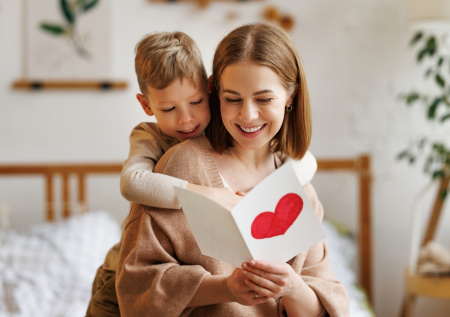 «Жест, идущий от сердца»: психолог рассказала, что подарить на День матери