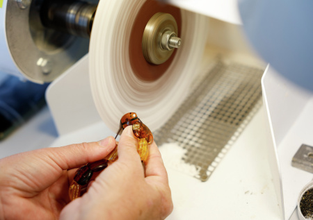 В России создали кокошник из тысячи элементов янтаря