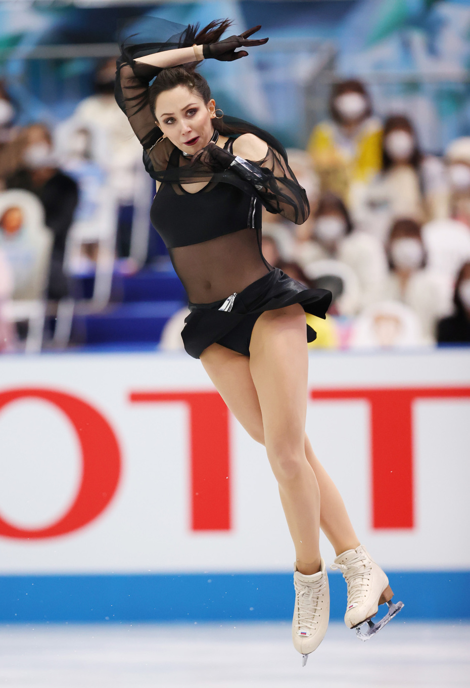 Российская фигуристка Елизавета Туктамышева выступает в короткой программе на командном турнире ISU World Team Trophy. Осака, Япония, 15 апреля 2021 года