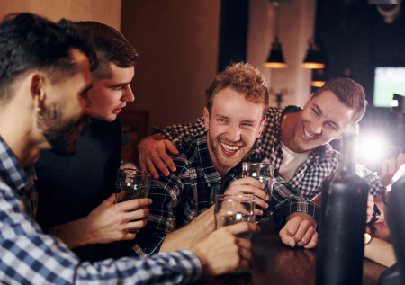 Не пьешь на корпоративе: как спастись от пьяных агрессоров и липучек