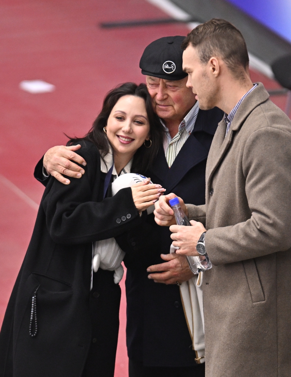 Тренеры Елизавета Туктамышева, Алексей Мишин и Егор Челошкин (слева направо) на 3-м этапе Гран-при России по фигурному катанию в Казани, 2025 год