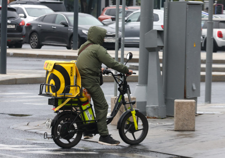 Автоэксперт объяснил, что необходимо изменить в работе курьеров