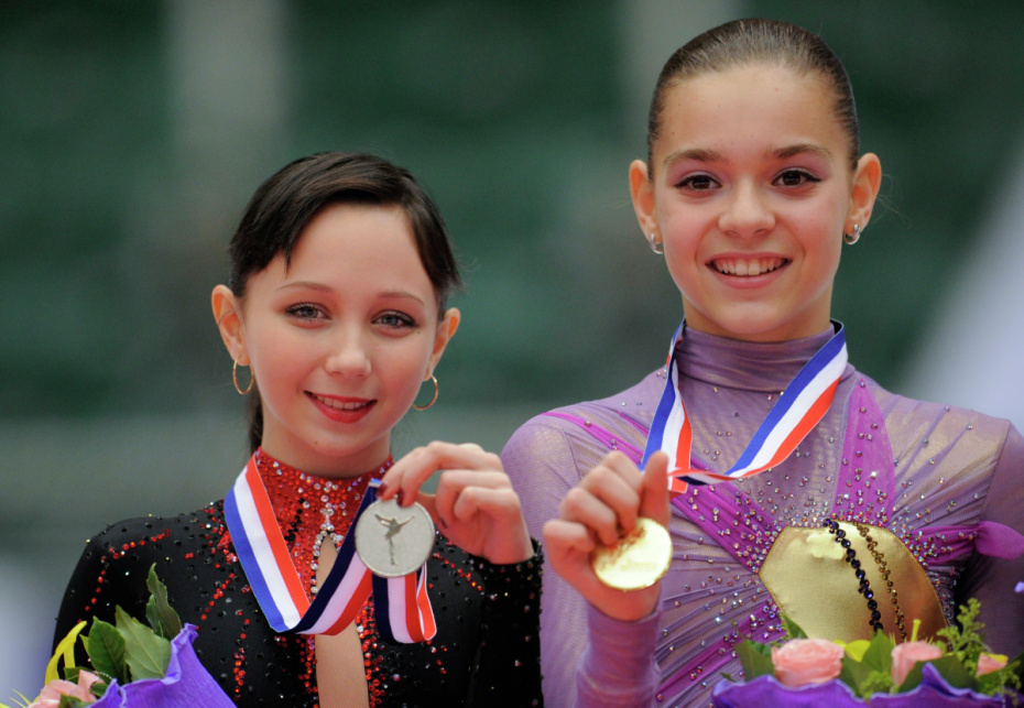 Российские фигуристки Аделина Сотникова, занявшая первое место, и Елизавета Туктамышева, занявшая второе место (справа налево) в финале юниорского Гран-при по фигурному катанию, на церемонии награждения, 2010