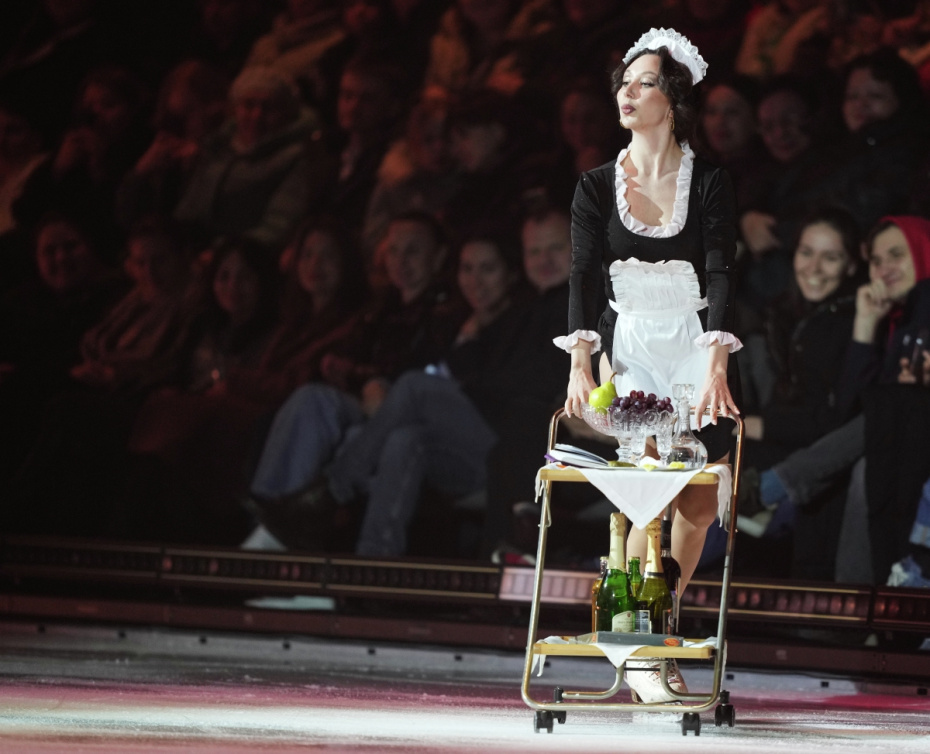 Елизавета Туктамышева выступает на творческом вечере «Больше чем шоу» в многофункциональном спортивном комплексе «Навка Арена» в Москве, 2025 год