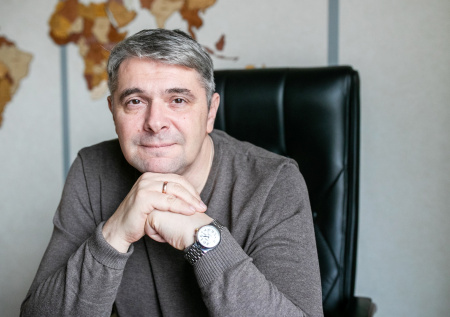 «Главное — не доверять»: финансист о банках, мошенниках и мифах про деньги