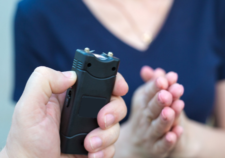 Воспитание шокером: мужчина озверел после смерти жены и стал истязать детей