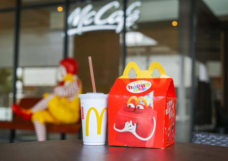 Двухлетняя девочка пострадала из-за комплекта «Хэппи Мил»