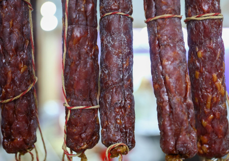 В Санкт-Петербурге уничтожили тонны молочных продуктов и колбас