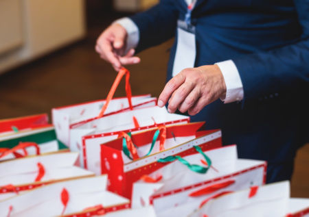 Подарки коллегам на Новый год: 100+ идей для руководителя и сотрудников