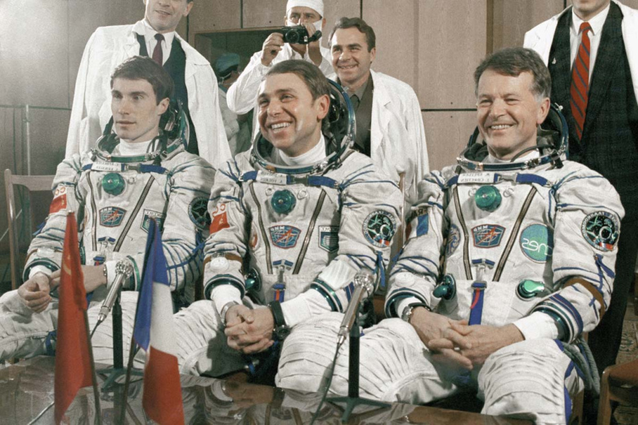 Члены экипажа космического корабля «Союз ТМ-7» Жан-Лу Кретьен, Александр Волков и Сергей Крикалев (слева направо) перед стартом