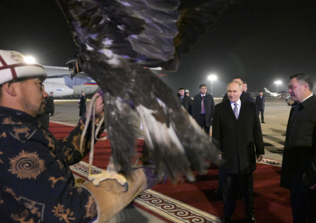 Появились кадры встречи Путина с беркутами в Киргизии