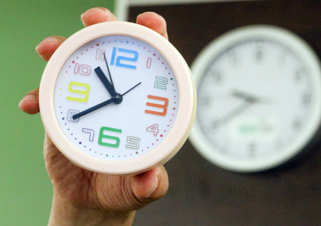 В Госдуме предложили вернуть сезонный переход на зимнее и летнее время