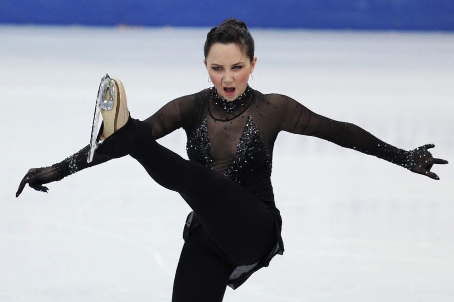 Елизавета Туктамышева выступает с короткой программой на чемпионате России по фигурному катанию в ледовом дворце «Айсберг», 2012 год