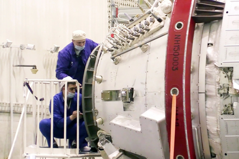 Сборка научно-энергетического модуля (НЭМ), который ляжет в основу новой Российской орбитальной служебной станции (РОСС) в цехе РКК ‭«Энергия»