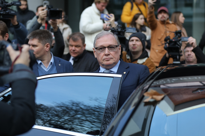 Посол РФ в Молдавии Олег Озеров у здания МИД Молдавии в Кишиневе