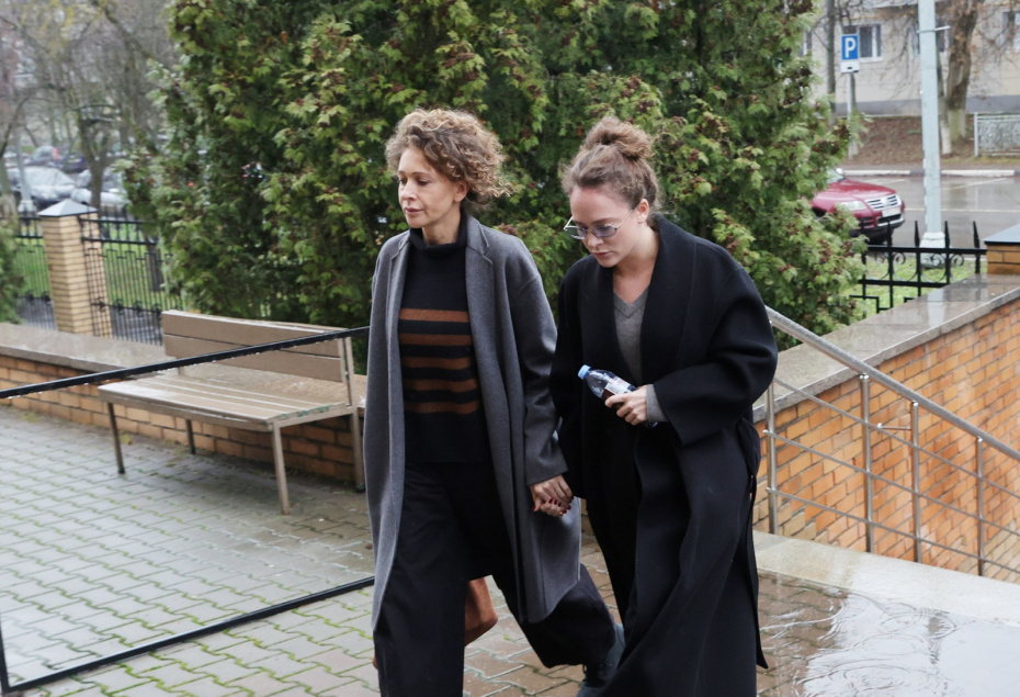 Россия. Московская область. Домодедово. Актриса Аглая Тарасова и ее мать актриса Ксения Раппопорт (слева направо) прибыли в Домодедовский суд на заседание по существу по делу о контрабанде наркотиков