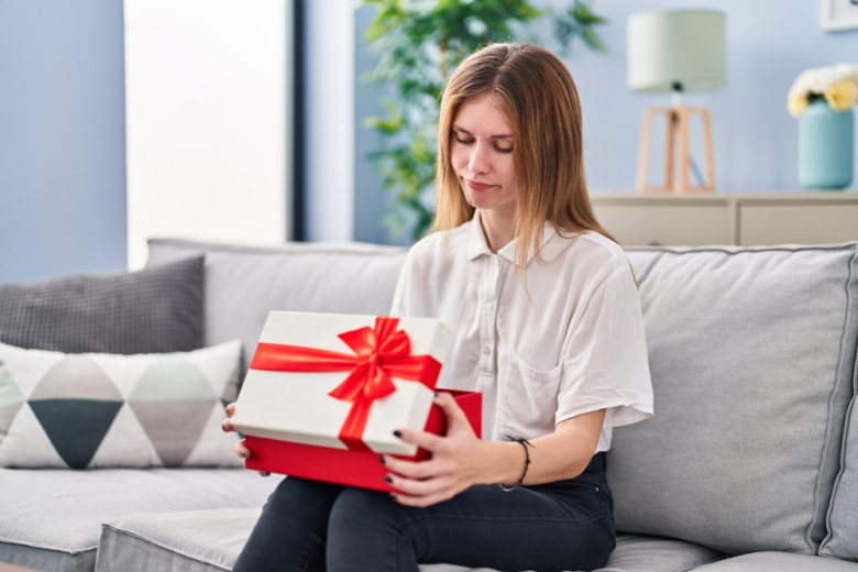 Что делать, если вам передарили подарок — выходим из неловких ситуаций с юмором