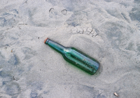 Крымчанка нашла на берегу моря бутылку с необычным посланием