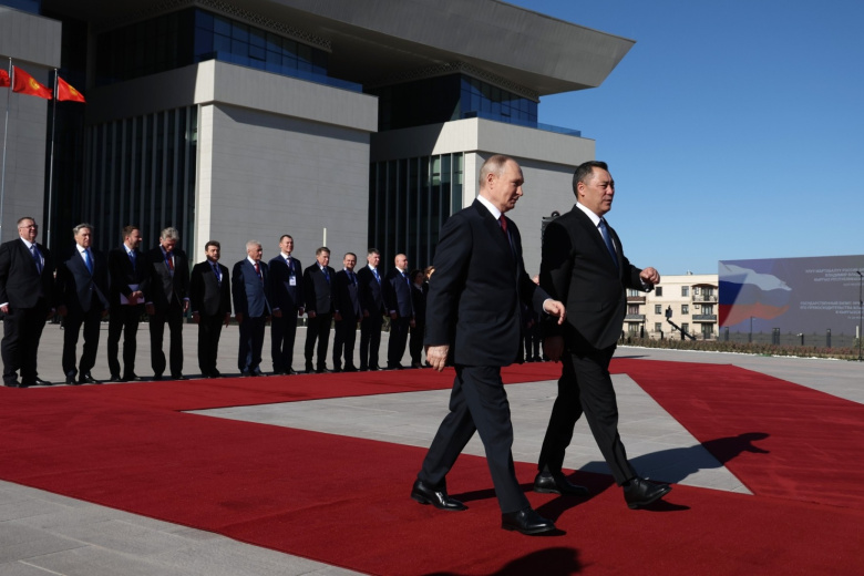 Церемония официальной встречи Владимира Путина Президентом Киргизской Республики Садыром Жапаровым