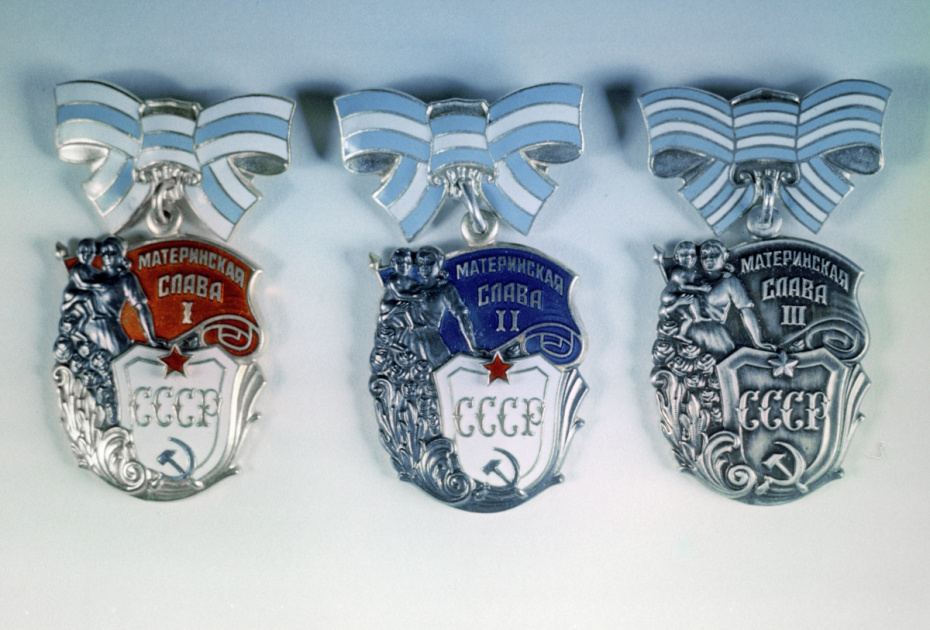 Орден «Материнская слава» I, II, III степени. Учрежден 8 июля 1944 года
