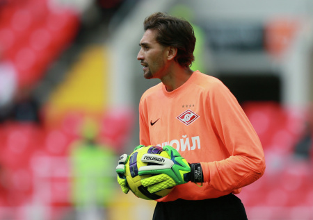 Бывший вратарь сборной России по футболу женился на 23-летней телеведущей