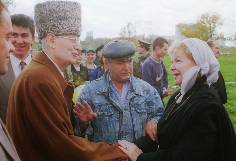 В октябре 1999 года известные люди России посадили в Крылатском около 500 саженцев берез, лип, елей и вязов. Так был основан столичный «Парк звезд». На снимке (слева направо): Махмуд Эсамбаев, Всеволод Шиловский и Ирина Скобцева во время торжественного открытия парка