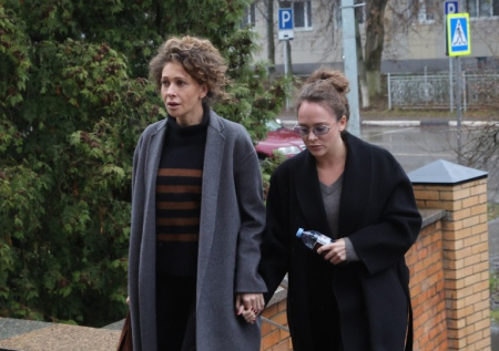 Появились кадры Аглаи Тарасовой с матерью перед судом по делу о наркотиках