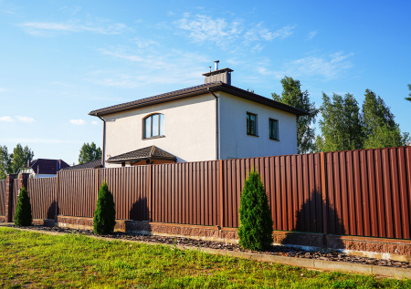 Прослужит десятилетиями: как установить и укрепить забор из профнастила