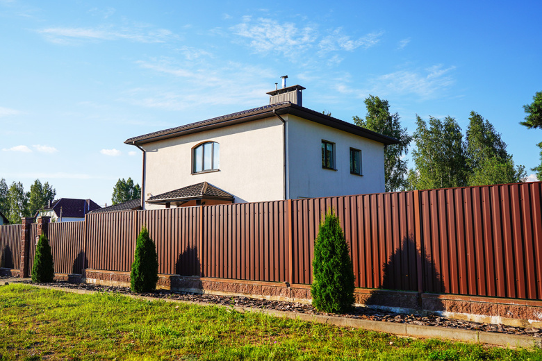 Прослужит десятилетиями: как установить и укрепить забор из профнастила