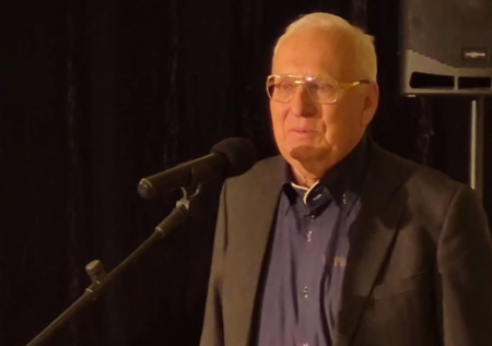 «Готов отдать самое дорогое»: вдовец Шарыкиной расплакался у гроба жены