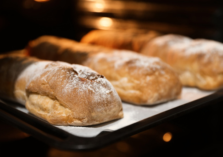 Домашняя чиабатта, которая всегда удается: простой способ получить хрустящую корочку и пористую мякоть без долгого вымешивания