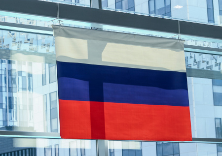 Огромный экран с флагом России у посольства Украины попал на видео