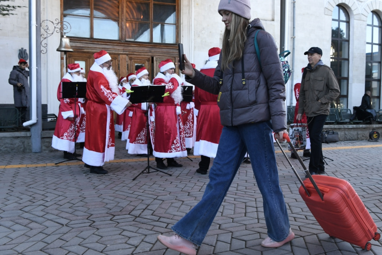 Оркестр Дедов Морозов встречает гостей Крыма на Железнодорожном вокзале в Симферополе