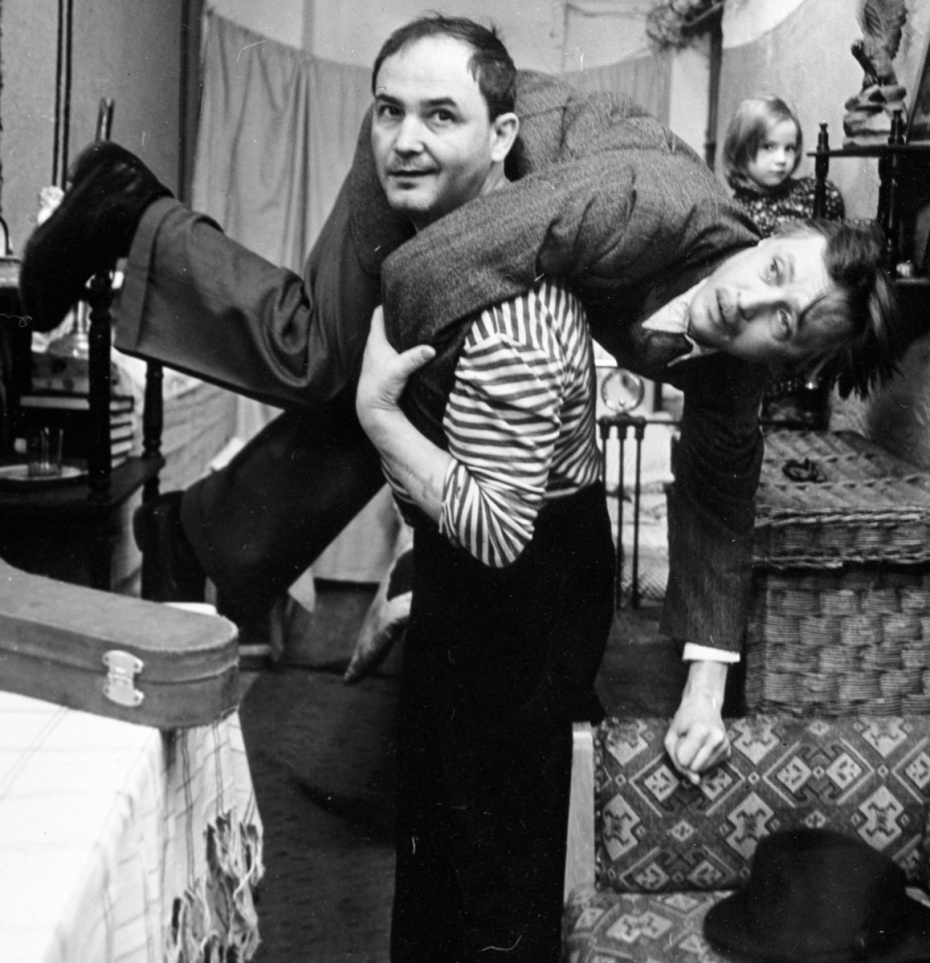 Актеры Николай Бурляев (справа) в роли Саши Нетужилина и Всеволод Шиловский (слева) в роли Гриши в фильме «Военно-полевой роман»,1984 год