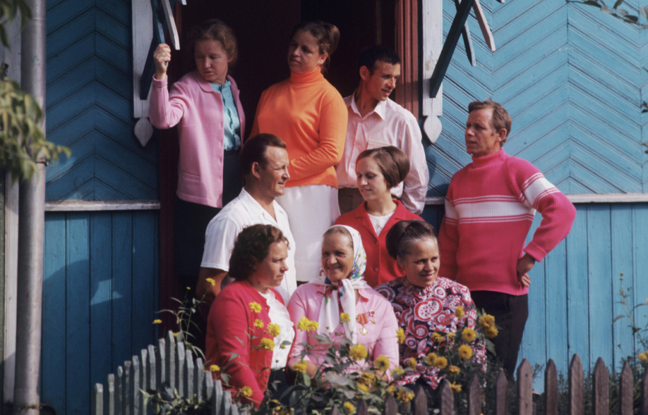 Большая семья Анны Николаевны Лопаткиной (нижний ряд, в центре) — многодетной матери, ветерана Курского завода «Аккумулятор» (ныне «Курский аккумуляторный завод»), героя Социалистического Труда