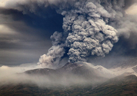 Профессор предупредил об опасности выбросов пепла вулканов на Камчатке
