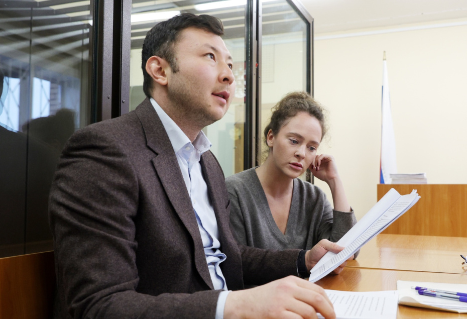 Россия. Московская область. Домодедово. Актриса Аглая Тарасова и ее адвокат Жанат Бекетов на заседании в Домодедовском городском суде. Тарасова обвиняется по статье о контрабанде наркотиков